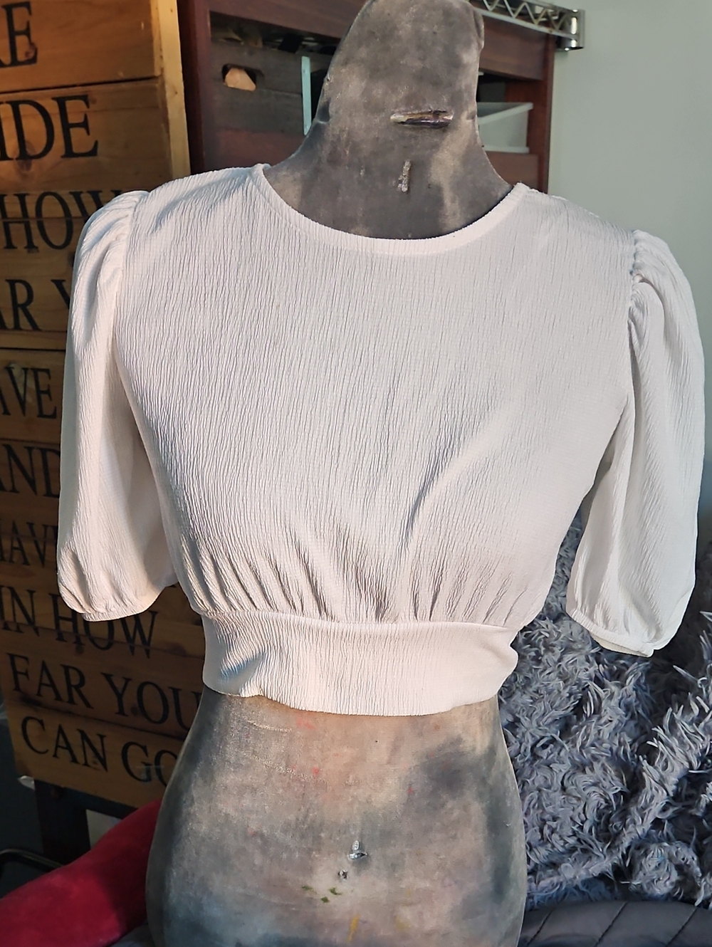 DIVIDED .Women’s White Textured Tie-Back Puff Sleeve Top